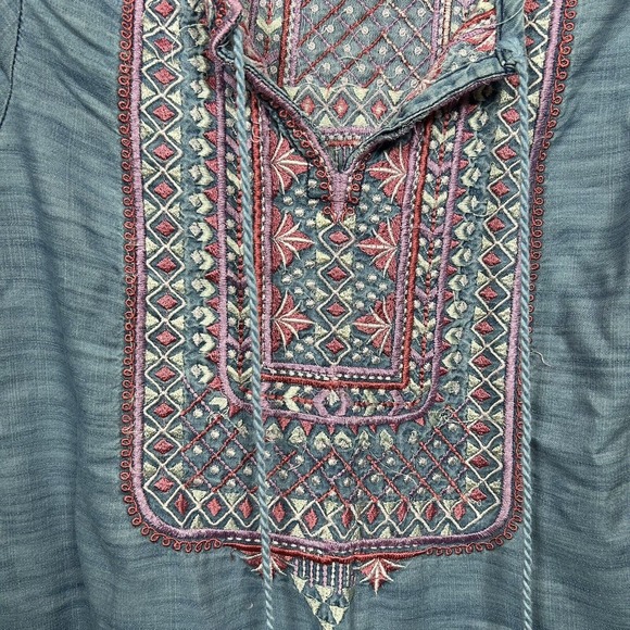Tolani Women XS Blue Chambray 3/4 Sleeve Top Blouse Embroidered Boho - Picture 2 of 8
